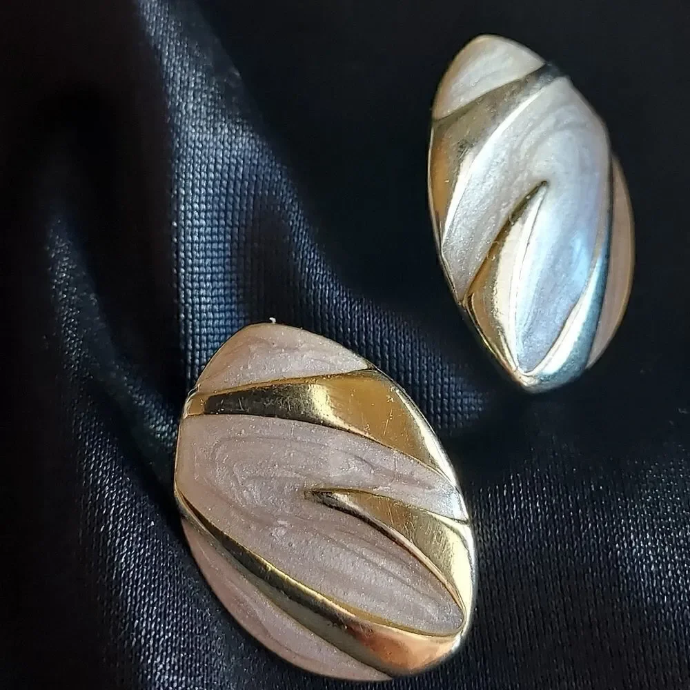 AVON GOLD PINK VINTAGE STUD EARRINGS